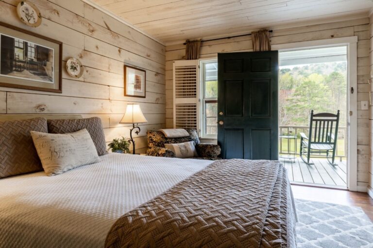 Queen Rooms At Glen Ella Springs | Georgia Mountains Lodging