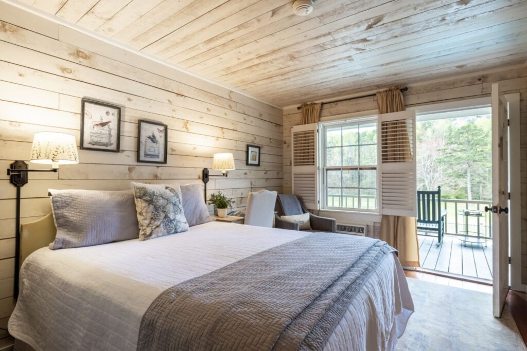 Queen Rooms At Glen Ella Springs | Georgia Mountains Lodging