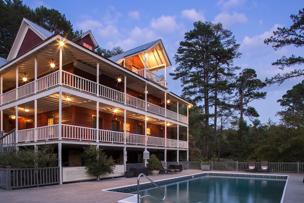 Exterior of Glen-Ella Springs, one of the most romantic getaways in North Georgia