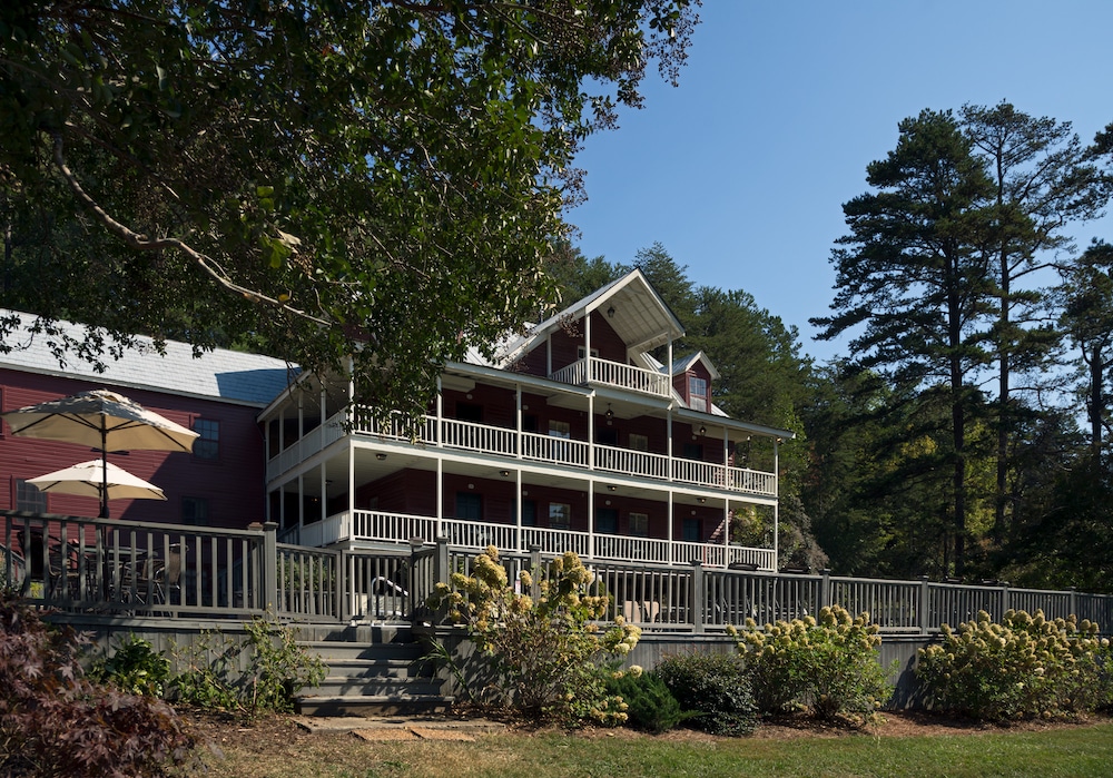 Exterior of Glen-Ella Springs, one of the best local romantic getaways in North Georgia