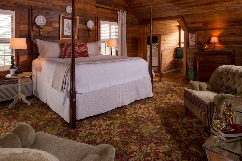 Guest room at Glen-Ella Springs, the perfect place for romantic getaways in North Georgia