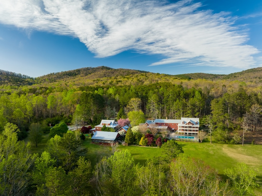 Drone footage of Glen-Ella SPrings, the best couples retreat in Georgia